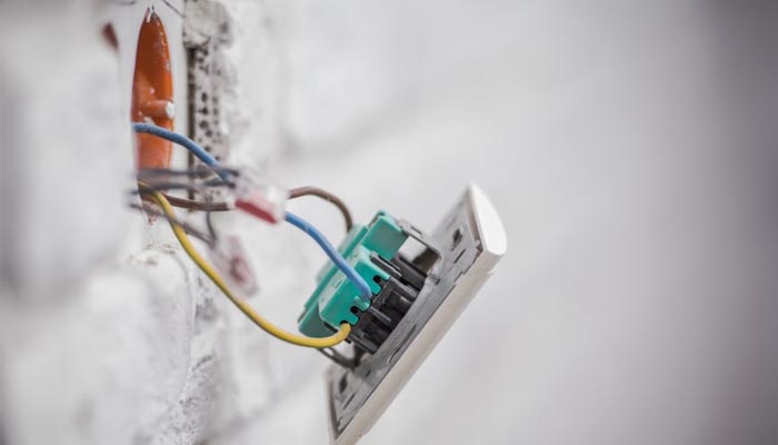 How to Replace a Broken Electric Outlet Securely