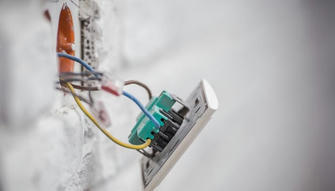 How to Replace a Broken Electric Outlet Securely